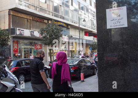 Beirut, Libanon. 15. Oktober 2016. Beirut Hamra Street einmal bekannt als kulturelle Epizentrum von Beirut, die einen guten als Treffpunkt Ruf für arabische Intellektuelle und die Gegner der offiziellen arabischen diktatorische Systeme, die Heimat von libanesischen und arabischen Journalisten wurde, Politikern und Künstlern hat Disspareared. Als libanesische Konsummuster zu verändern, anstatt Cafés catering für intellektuelle, übernahm Fastfood-Cafés, die Bedürfnisse der einen abnehmenden Lebensstandard und einem schnelleren Tempo des Lebens zu erfüllen. Bildnachweis: Amer Ghazzal/Alamy Live-Nachrichten Stockfoto