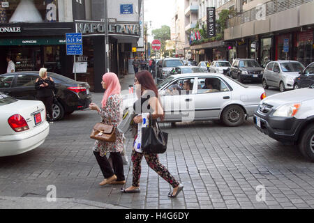 Beirut, Libanon. 15. Oktober 2016. Beirut Hamra Street einmal bekannt als kulturelle Epizentrum von Beirut, die einen guten als Treffpunkt Ruf für arabische Intellektuelle und die Gegner der offiziellen arabischen diktatorische Systeme, die Heimat von libanesischen und arabischen Journalisten wurde, Politikern und Künstlern hat Disspareared. Als libanesische Konsummuster zu verändern, anstatt Cafés catering für intellektuelle, übernahm Fastfood-Cafés, die Bedürfnisse der einen abnehmenden Lebensstandard und einem schnelleren Tempo des Lebens zu erfüllen. Bildnachweis: Amer Ghazzal/Alamy Live-Nachrichten Stockfoto