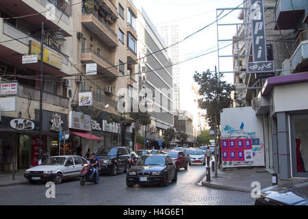 Beirut, Libanon. 15. Oktober 2016. Beirut Hamra Street einmal bekannt als kulturelle Epizentrum von Beirut in den 1960er Jahren, die einem guten Ruf als Ort der Begegnung für arabische Intellektuelle und die gegnerischen arabischen diktatorische Systeme, gewonnen wurde, Heim, libanesische und arabische Journalisten, Politiker und Künstler ist verschwunden. Als libanesische Konsummuster zu verändern, anstatt Cafés catering für intellektuelle, übernahm Fastfood-Cafés, die Bedürfnisse der einen abnehmenden Lebensstandard und einem schnelleren Tempo des Lebens zu erfüllen. Bildnachweis: Amer Ghazzal/Alamy Live-Nachrichten Stockfoto