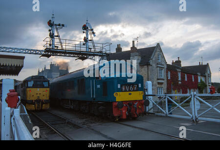 Nene Valley Railway Lincolnshire 15. Oktober 2016: Orange Himmel und Wolken, Freeefall Fallschirmspringer und klassische Motoren endlich Licht. Bildnachweis: Clifford Norton/Alamy Live-Nachrichten Stockfoto