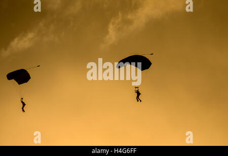 Nene Valley Railway Lincolnshire 15. Oktober 2016: Orange Himmel und Wolken, Freeefall Fallschirmspringer und klassische Motoren endlich Licht. Bildnachweis: Clifford Norton/Alamy Live-Nachrichten Stockfoto