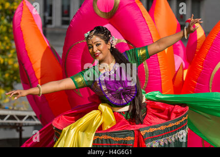 Südasiatische Kunstfeier, Tanzaufführungen in Manchester, Großbritannien. Oktober 2016. Bheega Bheega als Sita bei der jährlichen Dashehra Diwali Mela 11. auf dem Albert Square. Dieses berühmte Fest fällt auf den 10.. Tag des zunehmenden Mondes während des Hindu-Monats Ashvin (um September oder Oktober). Lord RAM, der Held des großen Hindu-Epos Ramayan, tötete den 10-köpfigen Dämonenkönig Ravan, der die Frau von Lord RAM, Sita, entführt hatte. Es wird angenommen, dass der Bruder von Lord RAM Lakshman und eine Armee von Affen eine kolossale Schlacht führten, die 10 Tage dauerte. Lord RAM tötete den bösen Ravan am 10.. Tag. Stockfoto