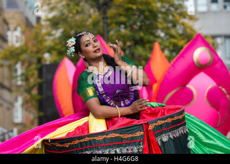 Südasiatische Kunstfeier, Tanzaufführungen in Manchester, Großbritannien. Oktober 2016.. Bheega Bheega als Sita bei der jährlichen Dashehra Diwali Mela 11. auf dem Albert Square. Dieses beliebte Fest fällt auf den 10.. Tag des zunehmenden Mondes während des Hindu-Monats Ashvin (um September oder Oktober). Lord RAM, der Held des großen Hindu-Epos Ramayan, tötete den 10-köpfigen Dämonenkönig Ravan, der die Frau von Lord RAM, Sita, entführt hatte. Es wird angenommen, dass der Bruder von Lord RAM, Lakshman, zusammen mit einer Armee von Affen, eine kolossale Schlacht geführt hat, die 10 Tage dauerte. Lord RAM tötete den bösen Ravan am 10.. Tag. Stockfoto