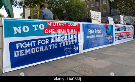 London, UK.  15. Oktober 2016.  Demonstranten versammeln sich vor Downing Street gegen staatliche Kontrolle über unabhängige Medien in der Türkei zu protestieren.  Bildnachweis: Stephen Chung / Alamy Live News Stockfoto