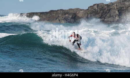 Schüler Surfen Teilnehmer konkurrieren in großen lichtdurchfluteten Wellen am Fistral Beach Newquay, Cornwall. Stockfoto