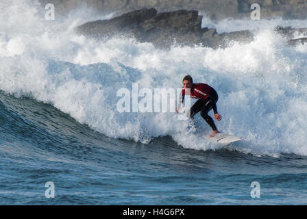 Schüler Surfen Teilnehmer konkurrieren in großen lichtdurchfluteten Wellen am Fistral Beach Newquay, Cornwall. Stockfoto