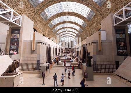 PARIS, Frankreich -12 AUG 2016 - Besucher auf dem Musee d ' Orsay in Paris. Im ehemaligen Gare d Orsay Bahnhof gelegen, hat das Museum die größte Sammlung von impressionistischen Gemälden in der Welt. Stockfoto