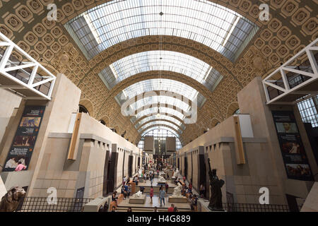 PARIS, Frankreich -12 AUG 2016 - Besucher auf dem Musee d ' Orsay in Paris. Im ehemaligen Gare d Orsay Bahnhof gelegen, hat das Museum die größte Sammlung von impressionistischen Gemälden in der Welt. Stockfoto