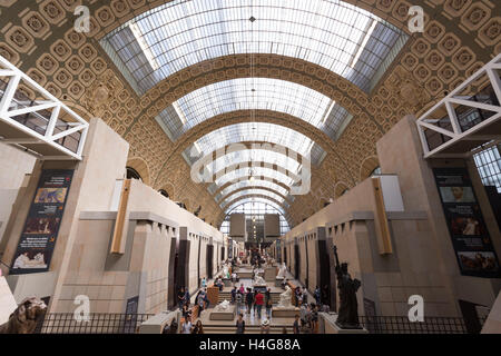 PARIS, Frankreich -12 AUG 2016 - Besucher auf dem Musee d ' Orsay in Paris. Im ehemaligen Gare d Orsay Bahnhof gelegen, hat das Museum die größte Sammlung von impressionistischen Gemälden in der Welt. Stockfoto