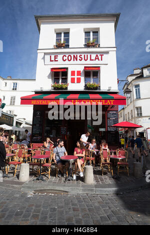 PARIS - 14 AUGUST: Blick auf typische Paris Café am 14. August 2016 in Paris. Montmartre liegt bei den meisten beliebte Reiseziele in Paris Le Consulat ist ein typisches Café. Stockfoto