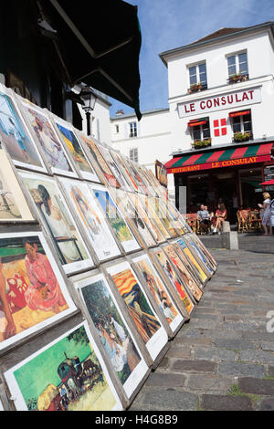 Paris, Frankreich - 14. August 2016: Sammlungen von alte Ansichtskarten von burlesque Tänzerin und andere Bilder aus Paris. Le Chat Noir war ein 19. Jahrhundert-Kabarett-Club in Montmartre und das Restaurant Le Consulat auf Hintergrund Stockfoto