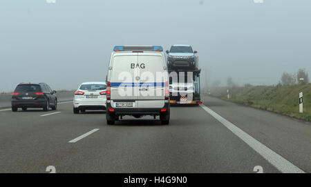 Elchingen, Deutschland. 12. Oktober 2016. Das Fahrzeug des Bundesamtes für Güterverkehr (BAG) überholt einen LKW auf der Autobahn A8 bei Elchingen, Deutschland, 12. Oktober 2016. Die Tasche beobachtet die Technologie und Reise-Zeiten schwerer Nutzfahrzeuge auf Autobahnen. Foto: STEFAN PUCHNER/Dpa/Alamy Live News Stockfoto