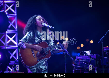 Shanghai, China. 15. Oktober 2016. Corinne Bailey Rae Durchführung auf der Fluss-Bühne während der Jz-Festival im Expo-Park in Shanghai, China. Ein britischer Sänger, Songwriter und Gitarrist aus Leeds, West Yorkshire, sie ist eine zweifache Grammy-Gewinner und hat mehr als 5 Millionen Alben verkauft. D-Keith Brown/Alamy Live-Nachrichten Stockfoto