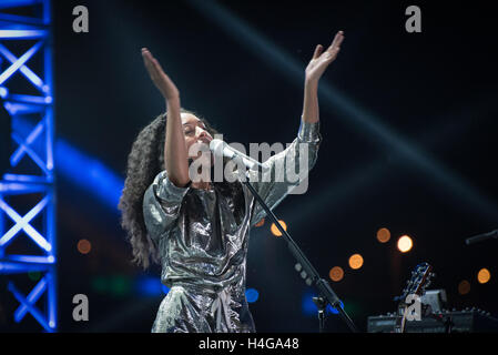 Shanghai, China. 15. Oktober 2016. Corinne Bailey Rae Durchführung auf der Fluss-Bühne während der Jz-Festival im Expo-Park in Shanghai, China. Ein britischer Sänger, Songwriter und Gitarrist aus Leeds, West Yorkshire, sie ist eine zweifache Grammy-Gewinner und hat mehr als 5 Millionen Alben verkauft. D-Keith Brown/Alamy Live-Nachrichten Stockfoto