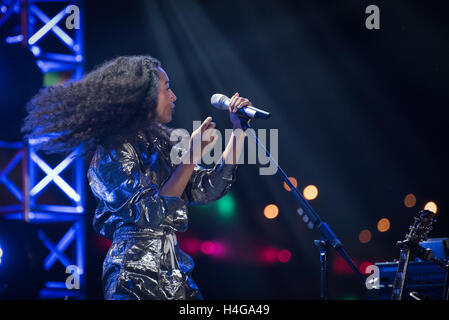 Shanghai, China. 15. Oktober 2016. Corinne Bailey Rae Durchführung auf der Fluss-Bühne während der Jz-Festival im Expo-Park in Shanghai, China. Ein britischer Sänger, Songwriter und Gitarrist aus Leeds, West Yorkshire, sie ist eine zweifache Grammy-Gewinner und hat mehr als 5 Millionen Alben verkauft. D-Keith Brown/Alamy Live-Nachrichten Stockfoto