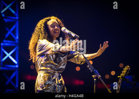 Shanghai, China. 15. Oktober 2016. Corinne Bailey Rae Durchführung auf der Fluss-Bühne während der Jz-Festival im Expo-Park in Shanghai, China. Ein britischer Sänger, Songwriter und Gitarrist aus Leeds, West Yorkshire, sie ist eine zweifache Grammy-Gewinner und hat mehr als 5 Millionen Alben verkauft. D-Keith Brown/Alamy Live-Nachrichten Stockfoto