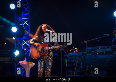 Shanghai, China. 15. Oktober 2016. Corinne Bailey Rae Durchführung auf der Fluss-Bühne während der Jz-Festival im Expo-Park in Shanghai, China. Ein britischer Sänger, Songwriter und Gitarrist aus Leeds, West Yorkshire, sie ist eine zweifache Grammy-Gewinner und hat mehr als 5 Millionen Alben verkauft. D-Keith Brown/Alamy Live-Nachrichten Stockfoto