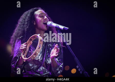 Shanghai, China. 15. Oktober 2016. Corinne Bailey Rae Durchführung auf der Fluss-Bühne während der Jz-Festival im Expo-Park in Shanghai, China. Ein britischer Sänger, Songwriter und Gitarrist aus Leeds, West Yorkshire, sie ist eine zweifache Grammy-Gewinner und hat mehr als 5 Millionen Alben verkauft. D-Keith Brown/Alamy Live-Nachrichten Stockfoto