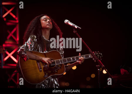 Shanghai, China. 15. Oktober 2016. Corinne Bailey Rae Durchführung auf der Fluss-Bühne während der Jz-Festival im Expo-Park in Shanghai, China. Ein britischer Sänger, Songwriter und Gitarrist aus Leeds, West Yorkshire, sie ist eine zweifache Grammy-Gewinner und hat mehr als 5 Millionen Alben verkauft. D-Keith Brown/Alamy Live-Nachrichten Stockfoto