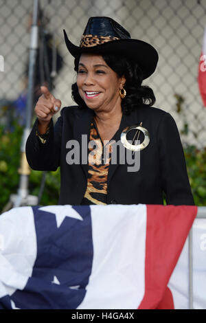 Miami, FL, USA. 15. Oktober 2016. Frederica Wilson spricht, wie demokratische Vize-Präsidentenkandidat Tim Kaine kümmert sich ein Voter Registration Ereignis am Miami Dade College, Carrie s. Meek unternehmerische Bildungszentrum am 15. Oktober 2016 in Miami, Florida. © Mpi04/Medien Punch/Alamy Live-Nachrichten Stockfoto