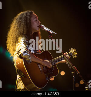 Shanghai, China. 15. Oktober 2016. Corinne Bailey Rae Durchführung auf der Fluss-Bühne während der Jz-Festival im Expo-Park in Shanghai, China. Ein britischer Sänger, Songwriter und Gitarrist aus Leeds, West Yorkshire, sie ist eine zweifache Grammy-Gewinner und hat mehr als 5 Millionen Alben verkauft. D-Keith Brown/Alamy Live-Nachrichten Stockfoto