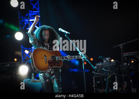 Shanghai, China. 15. Oktober 2016. Corinne Bailey Rae Durchführung auf der Fluss-Bühne während der Jz-Festival im Expo-Park in Shanghai, China. Ein britischer Sänger, Songwriter und Gitarrist aus Leeds, West Yorkshire, sie ist eine zweifache Grammy-Gewinner und hat mehr als 5 Millionen Alben verkauft. D-Keith Brown/Alamy Live-Nachrichten Stockfoto