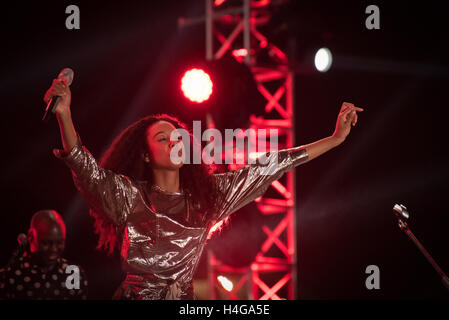 Shanghai, China. 15. Oktober 2016. Corinne Bailey Rae Durchführung auf der Fluss-Bühne während der Jz-Festival im Expo-Park in Shanghai, China. Ein britischer Sänger, Songwriter und Gitarrist aus Leeds, West Yorkshire, sie ist eine zweifache Grammy-Gewinner und hat mehr als 5 Millionen Alben verkauft. D-Keith Brown/Alamy Live-Nachrichten Stockfoto