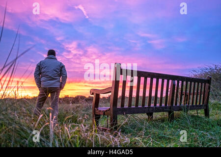 Sunrise over RSPB Reserve in Southport, Merseyside, Oktober 2016. Nach einer kalten und klaren Nacht bricht ein wunderschöner Sonnenaufgang über den Sumpfgebieten in Southport aus. Dieser lokale Schönheitsort ist ein vorübergehendes Zuhause für die wandernden Gänse, die sich für den Winter in wärmere Klimazonen aufmachen. Quelle: Cernan Elias/Alamy Live News Stockfoto