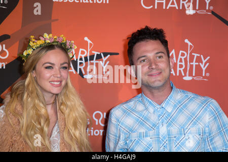 Los Angeles, USA. 15. Oktober 2016. Jillian Sipkins und Justin Willman besuchen Heiterkeit für Charity 5. jährlichen Los Angeles Varieté-Show: Seth Rogen Halloween am Hollywood Palladium am 15. Oktober 2016 in Los Angeles, Kalifornien. Krediten: Das Foto Zugang zu Stockfoto