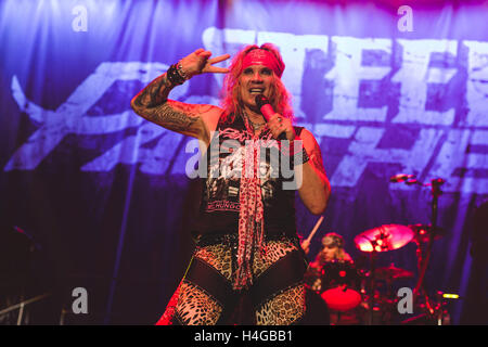15. Oktober 2016 - Michael Starr, Schulranzen, Lexxi Foxx und Stix Zadinia der amerikanischen Glam-Rock-Band, Steel Panther, führt in der Wembley Arena, London, 2016 © Myles Wright/ZUMA Draht/Alamy Live News Stockfoto