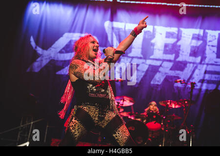15. Oktober 2016 - Michael Starr, Schulranzen, Lexxi Foxx und Stix Zadinia der amerikanischen Glam-Rock-Band, Steel Panther, führt in der Wembley Arena, London, 2016 © Myles Wright/ZUMA Draht/Alamy Live News Stockfoto
