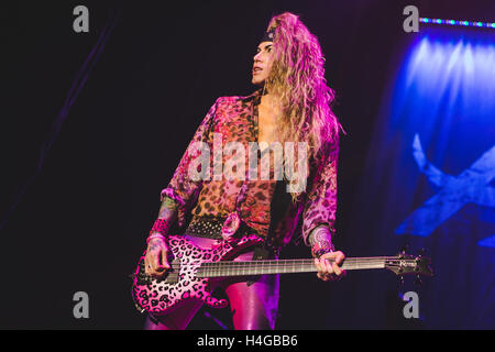 15. Oktober 2016 - Michael Starr, Schulranzen, Lexxi Foxx und Stix Zadinia der amerikanischen Glam-Rock-Band, Steel Panther, führt in der Wembley Arena, London, 2016 © Myles Wright/ZUMA Draht/Alamy Live News Stockfoto