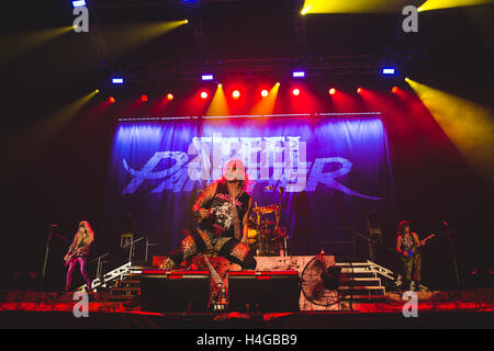15. Oktober 2016 - Michael Starr, Schulranzen, Lexxi Foxx und Stix Zadinia der amerikanischen Glam-Rock-Band, Steel Panther, führt in der Wembley Arena, London, 2016 © Myles Wright/ZUMA Draht/Alamy Live News Stockfoto