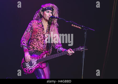15. Oktober 2016 - Michael Starr, Schulranzen, Lexxi Foxx und Stix Zadinia der amerikanischen Glam-Rock-Band, Steel Panther, führt in der Wembley Arena, London, 2016 © Myles Wright/ZUMA Draht/Alamy Live News Stockfoto