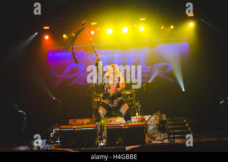 15. Oktober 2016 - Michael Starr, Schulranzen, Lexxi Foxx und Stix Zadinia der amerikanischen Glam-Rock-Band, Steel Panther, führt in der Wembley Arena, London, 2016 © Myles Wright/ZUMA Draht/Alamy Live News Stockfoto