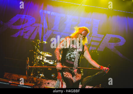 15. Oktober 2016 - Michael Starr, Schulranzen, Lexxi Foxx und Stix Zadinia der amerikanischen Glam-Rock-Band, Steel Panther, führt in der Wembley Arena, London, 2016 © Myles Wright/ZUMA Draht/Alamy Live News Stockfoto