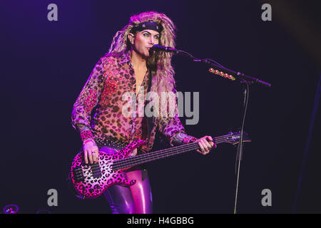 15. Oktober 2016 - Michael Starr, Schulranzen, Lexxi Foxx und Stix Zadinia der amerikanischen Glam-Rock-Band, Steel Panther, führt in der Wembley Arena, London, 2016 © Myles Wright/ZUMA Draht/Alamy Live News Stockfoto