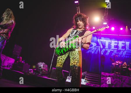 15. Oktober 2016 - Michael Starr, Schulranzen, Lexxi Foxx und Stix Zadinia der amerikanischen Glam-Rock-Band, Steel Panther, führt in der Wembley Arena, London, 2016 © Myles Wright/ZUMA Draht/Alamy Live News Stockfoto