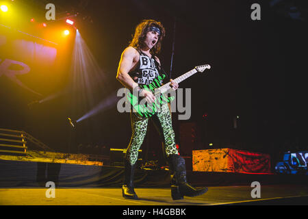 15. Oktober 2016 - Michael Starr, Schulranzen, Lexxi Foxx und Stix Zadinia der amerikanischen Glam-Rock-Band, Steel Panther, führt in der Wembley Arena, London, 2016 © Myles Wright/ZUMA Draht/Alamy Live News Stockfoto