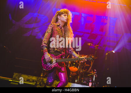 15. Oktober 2016 - Michael Starr, Schulranzen, Lexxi Foxx und Stix Zadinia der amerikanischen Glam-Rock-Band, Steel Panther, führt in der Wembley Arena, London, 2016 © Myles Wright/ZUMA Draht/Alamy Live News Stockfoto