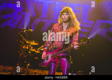 15. Oktober 2016 - Michael Starr, Schulranzen, Lexxi Foxx und Stix Zadinia der amerikanischen Glam-Rock-Band, Steel Panther, führt in der Wembley Arena, London, 2016 © Myles Wright/ZUMA Draht/Alamy Live News Stockfoto