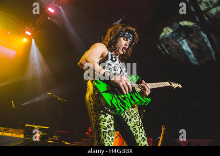 15. Oktober 2016 - Michael Starr, Schulranzen, Lexxi Foxx und Stix Zadinia der amerikanischen Glam-Rock-Band, Steel Panther, führt in der Wembley Arena, London, 2016 © Myles Wright/ZUMA Draht/Alamy Live News Stockfoto
