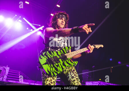 15. Oktober 2016 - Michael Starr, Schulranzen, Lexxi Foxx und Stix Zadinia der amerikanischen Glam-Rock-Band, Steel Panther, führt in der Wembley Arena, London, 2016 © Myles Wright/ZUMA Draht/Alamy Live News Stockfoto