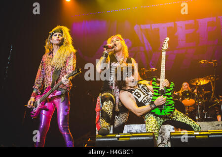 15. Oktober 2016 - Michael Starr, Schulranzen, Lexxi Foxx und Stix Zadinia der amerikanischen Glam-Rock-Band, Steel Panther, führt in der Wembley Arena, London, 2016 © Myles Wright/ZUMA Draht/Alamy Live News Stockfoto