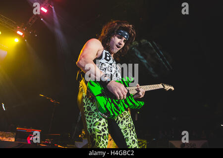 15. Oktober 2016 - Michael Starr, Schulranzen, Lexxi Foxx und Stix Zadinia der amerikanischen Glam-Rock-Band, Steel Panther, führt in der Wembley Arena, London, 2016 © Myles Wright/ZUMA Draht/Alamy Live News Stockfoto