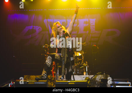 15. Oktober 2016 - Michael Starr, Schulranzen, Lexxi Foxx und Stix Zadinia der amerikanischen Glam-Rock-Band, Steel Panther, führt in der Wembley Arena, London, 2016 © Myles Wright/ZUMA Draht/Alamy Live News Stockfoto