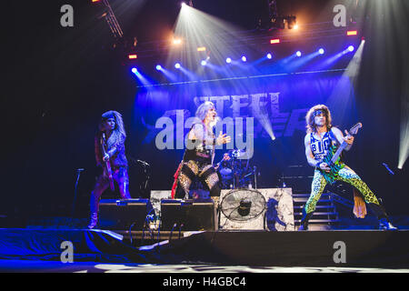 15. Oktober 2016 - Michael Starr, Schulranzen, Lexxi Foxx und Stix Zadinia der amerikanischen Glam-Rock-Band, Steel Panther, führt in der Wembley Arena, London, 2016 © Myles Wright/ZUMA Draht/Alamy Live News Stockfoto