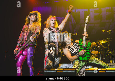 15. Oktober 2016 - Michael Starr, Schulranzen, Lexxi Foxx und Stix Zadinia der amerikanischen Glam-Rock-Band, Steel Panther, führt in der Wembley Arena, London, 2016 © Myles Wright/ZUMA Draht/Alamy Live News Stockfoto