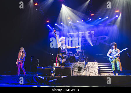 15. Oktober 2016 - Michael Starr, Schulranzen, Lexxi Foxx und Stix Zadinia der amerikanischen Glam-Rock-Band, Steel Panther, führt in der Wembley Arena, London, 2016 © Myles Wright/ZUMA Draht/Alamy Live News Stockfoto