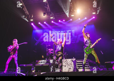 15. Oktober 2016 - Michael Starr, Schulranzen, Lexxi Foxx und Stix Zadinia der amerikanischen Glam-Rock-Band, Steel Panther, führt in der Wembley Arena, London, 2016 © Myles Wright/ZUMA Draht/Alamy Live News Stockfoto